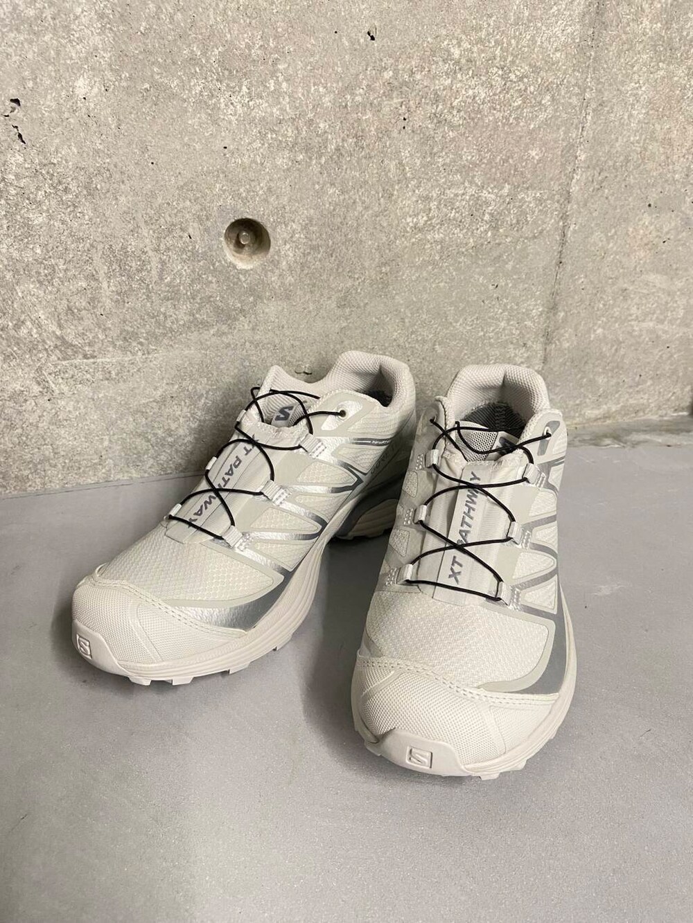 ホワイト系のスニーカーを着用したレディースの冬コーディネートの6枚目の写真