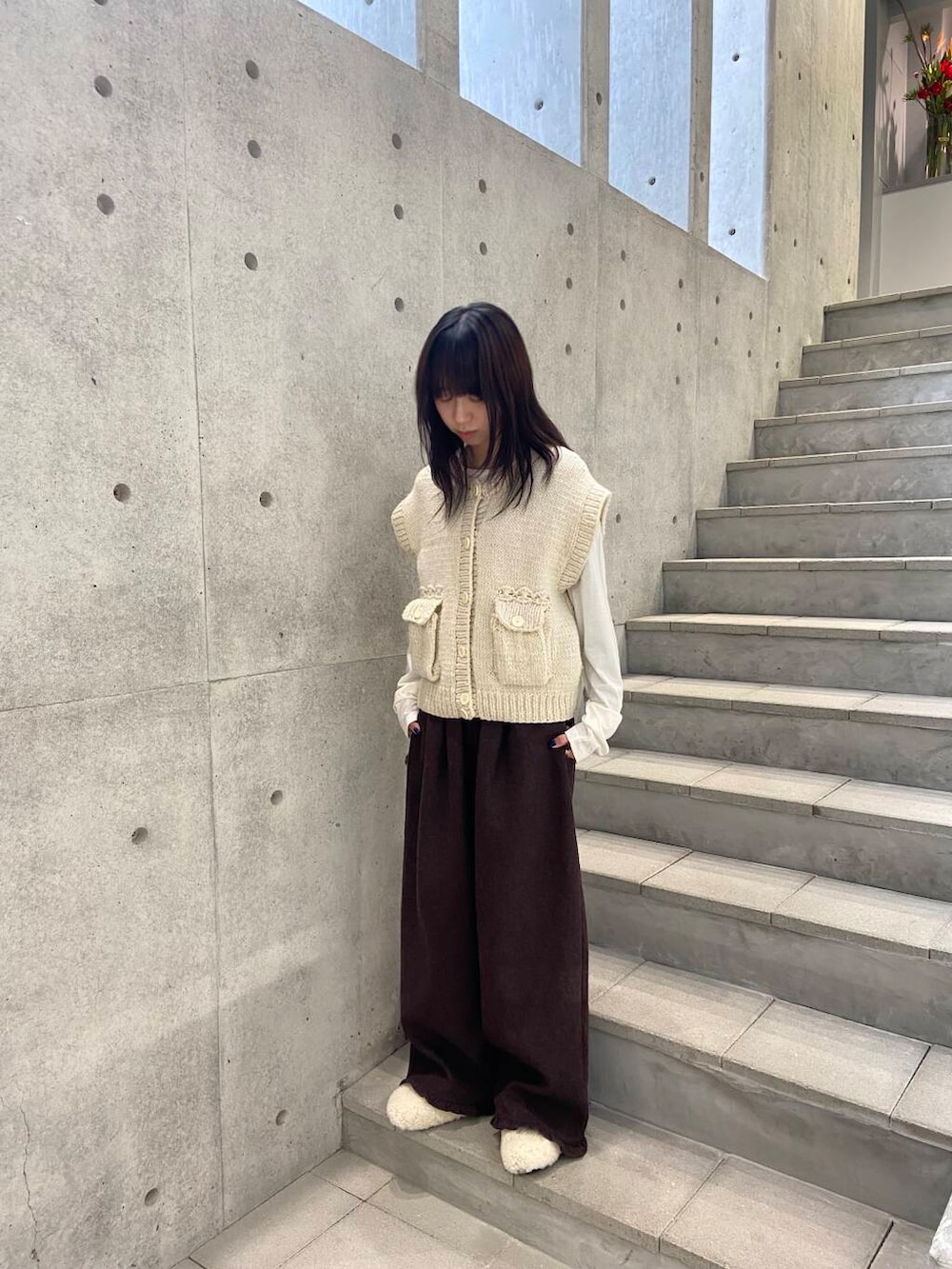 ブラウン系のその他パンツ、ホワイト系のサンダル、ホワイト系のTシャツ/カットソーを着用したレディースの冬コーディネートの2枚目の写真