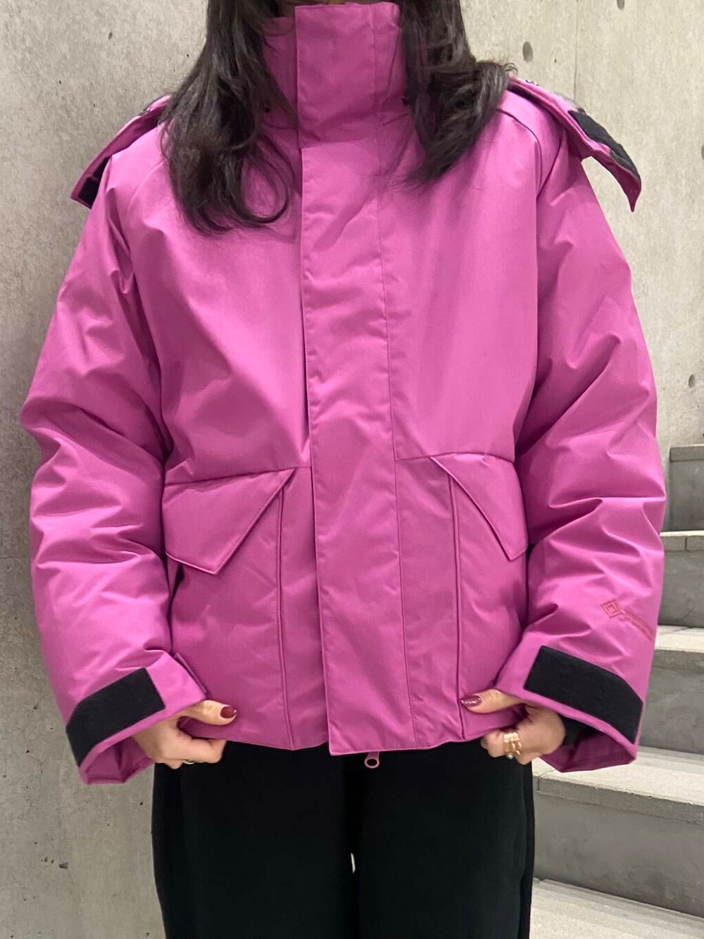 グレー系のサンダル、ピンク系のその他アウター、ブラック系のスウェットパンツを着用したレディースの冬コーディネートの6枚目の写真