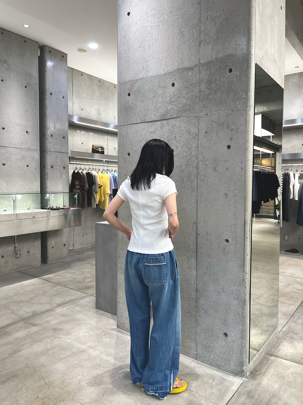 ホワイト系のTシャツ/カットソー、ブルー系のデニムパンツ、イエロー系のサンダルを着用したレディースの夏コーディネートの2枚目の写真
