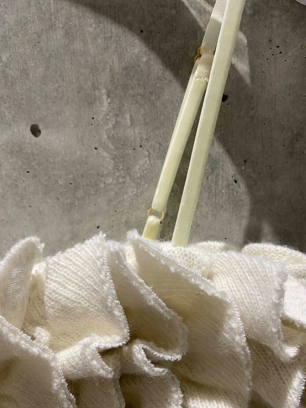 ブラック系のハンドバッグ、ホワイト系のTシャツ/カットソー、グレー系のテーラードジャケットを着用したレディースの秋コーディネートの9枚目の写真