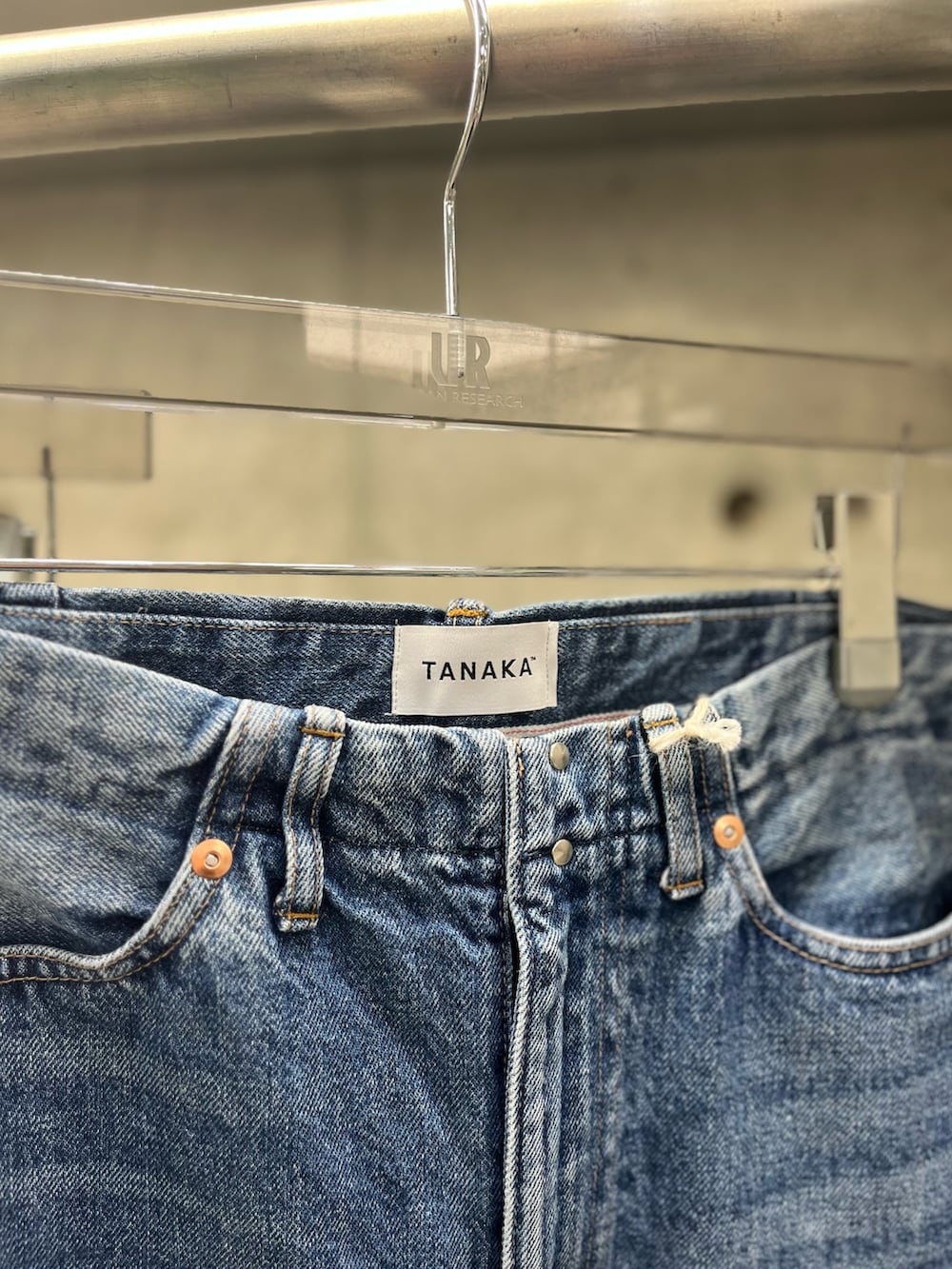 ブルー系のデニムパンツ、ホワイト系のシャツ/ブラウスを着用したレディースの秋コーディネートの4枚目の写真