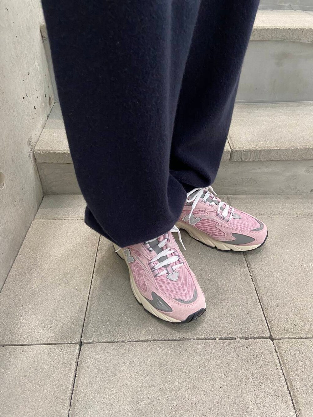 ブルー系のシャツ/ブラウス、ピンク系のスニーカー、ブルー系のスウェットを着用したレディースの冬コーディネートの4枚目の写真