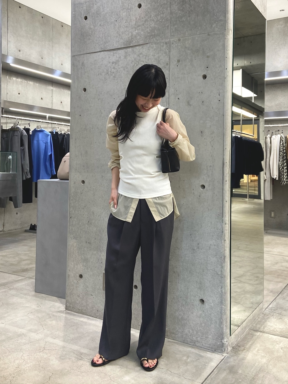 ホワイト系のタンクトップ、ベージュ系のシャツ/ブラウス、グレー系のその他パンツを着用したレディースの春コーディネートの3枚目の写真