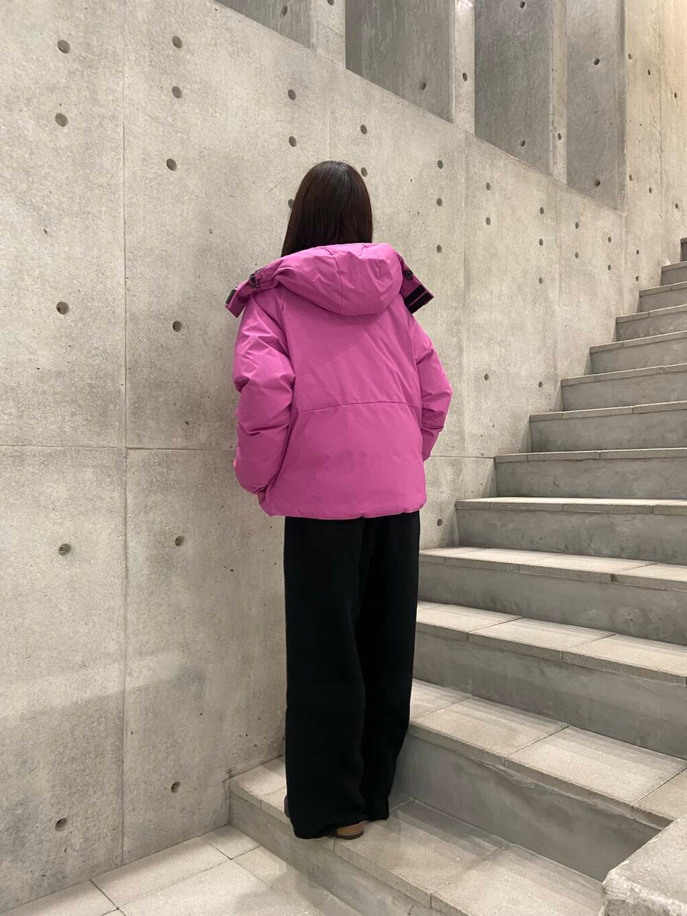 グレー系のサンダル、ピンク系のその他アウター、ブラック系のスウェットパンツを着用したレディースの冬コーディネートの2枚目の写真