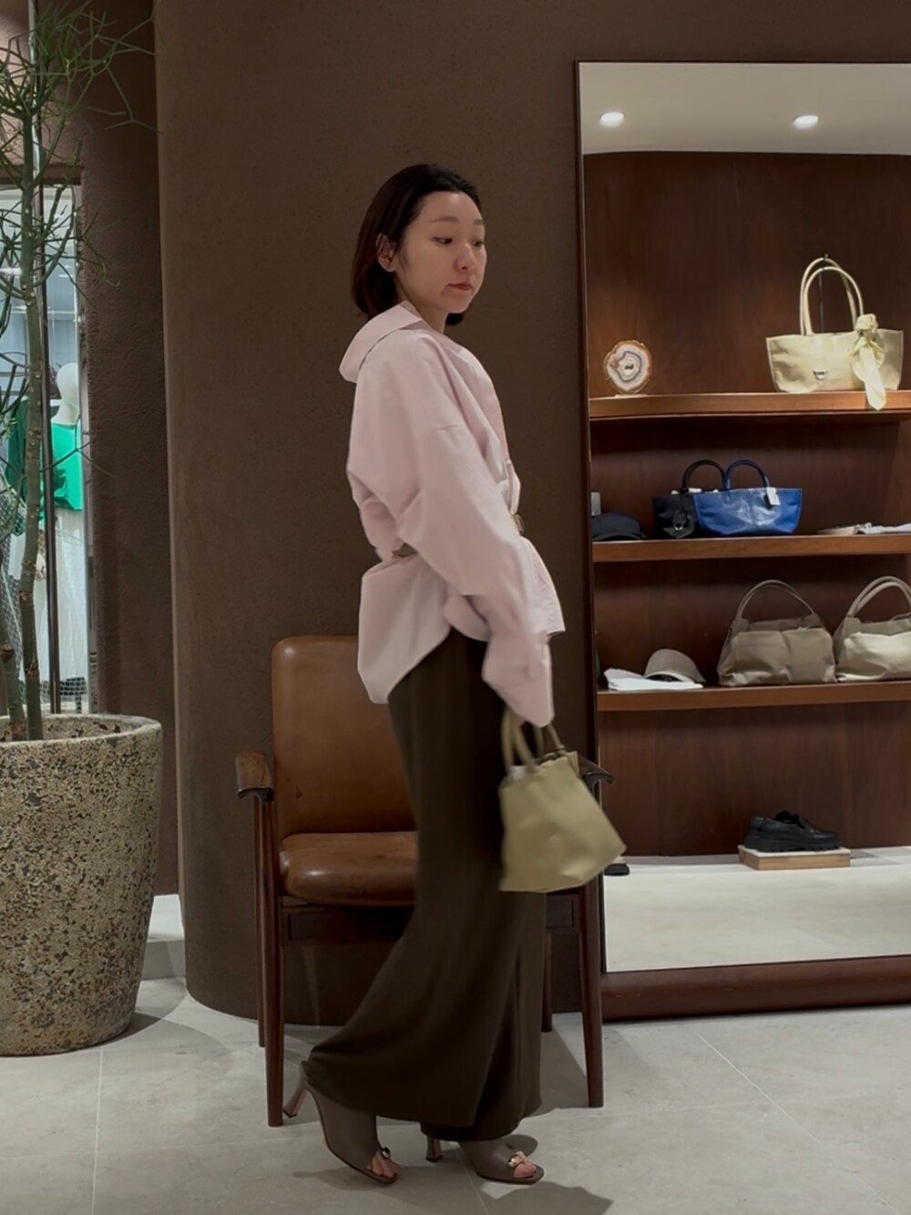 ピンク系のシャツ/ブラウス、ブラウン系のその他パンツ、ベージュ系のベルトを着用したレディースの春コーディネートの2枚目の写真