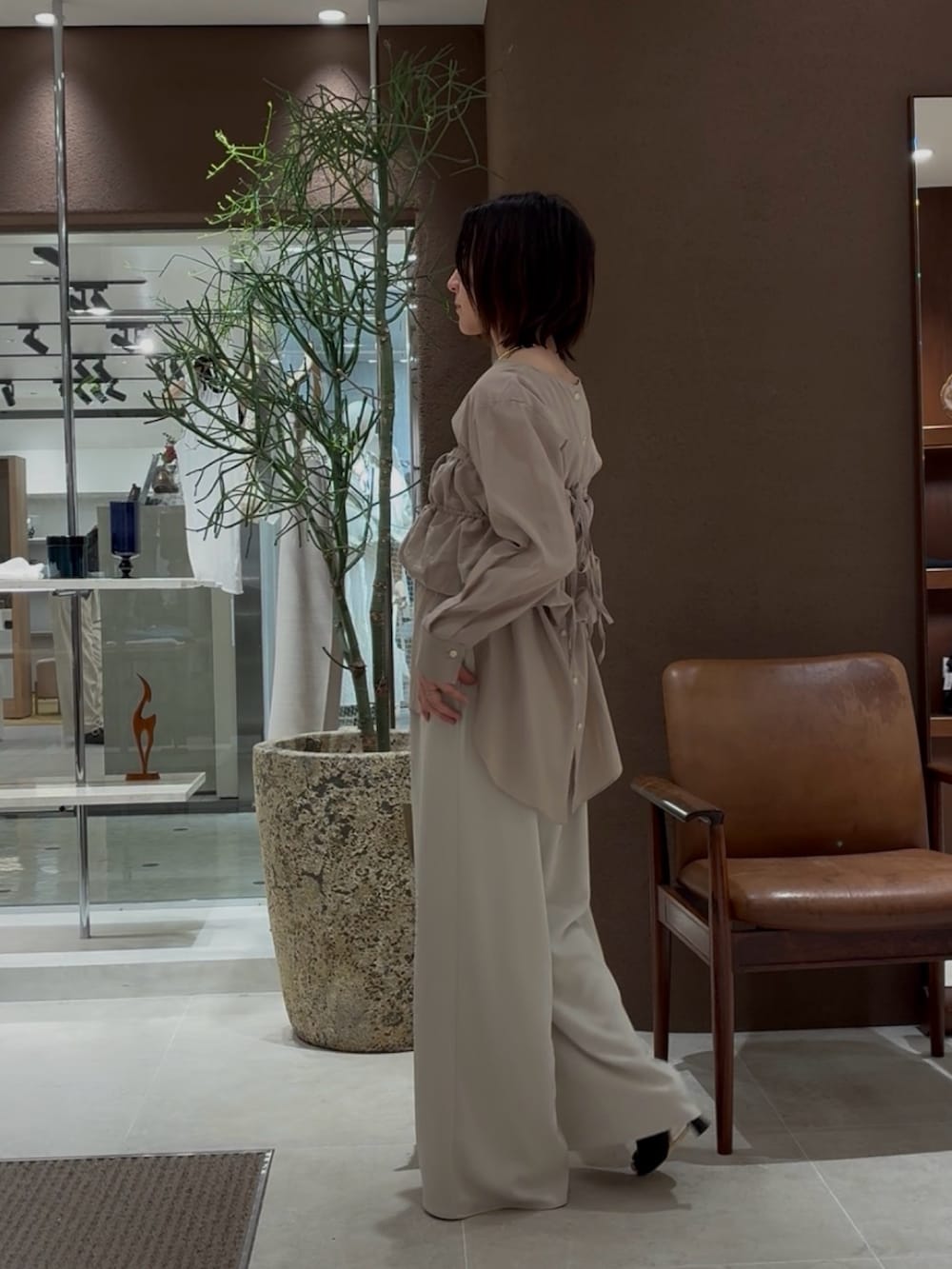 ベージュ系のシャツ/ブラウス、ベージュ系のその他パンツ、ゴールド系のチョーカーを着用したレディースの春コーディネートの2枚目の写真