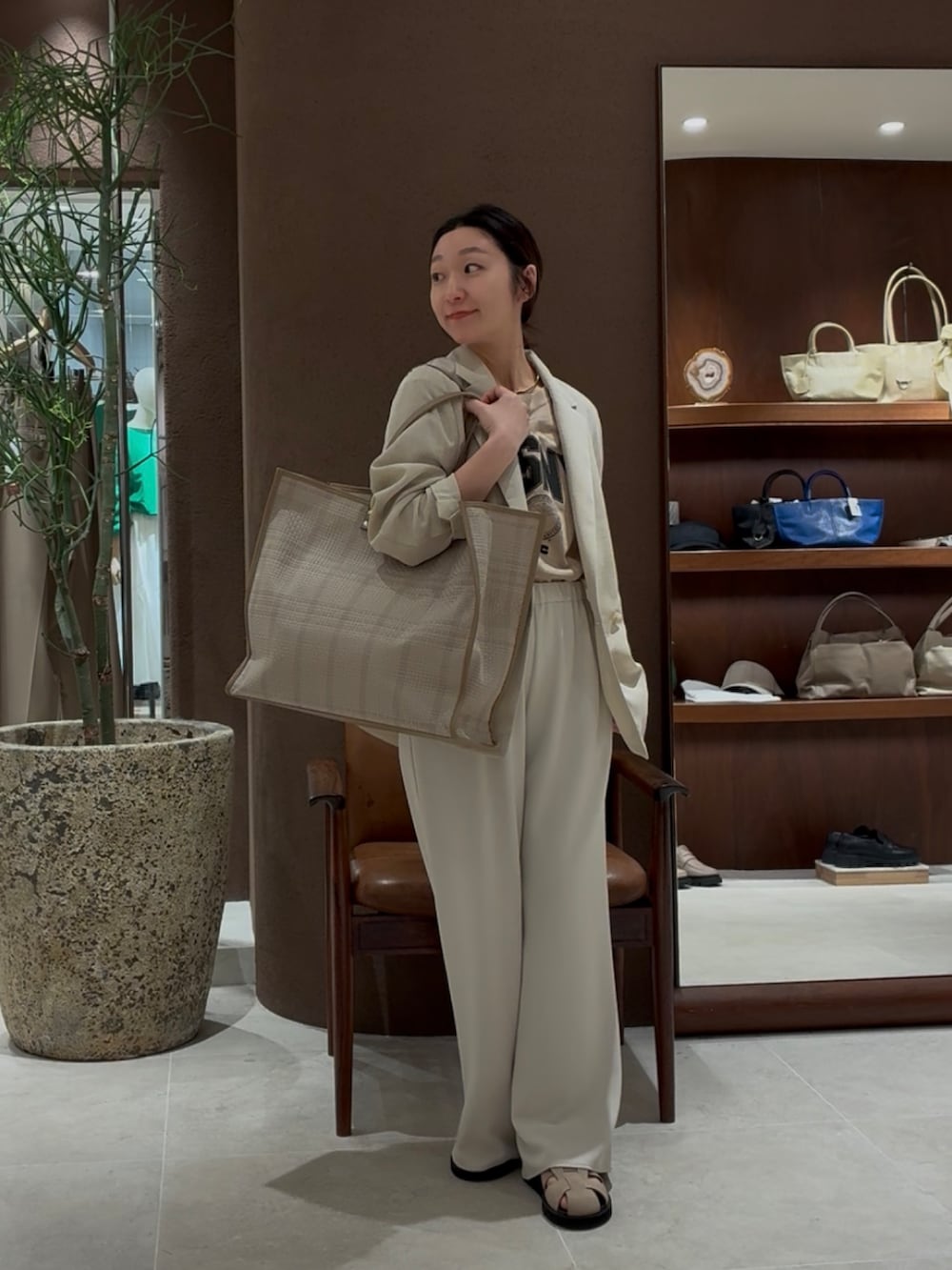 ベージュ系のテーラードジャケット、ベージュ系のその他パンツ、ベージュ系のTシャツ/カットソーを着用したレディースの春コーディネートの4枚目の写真