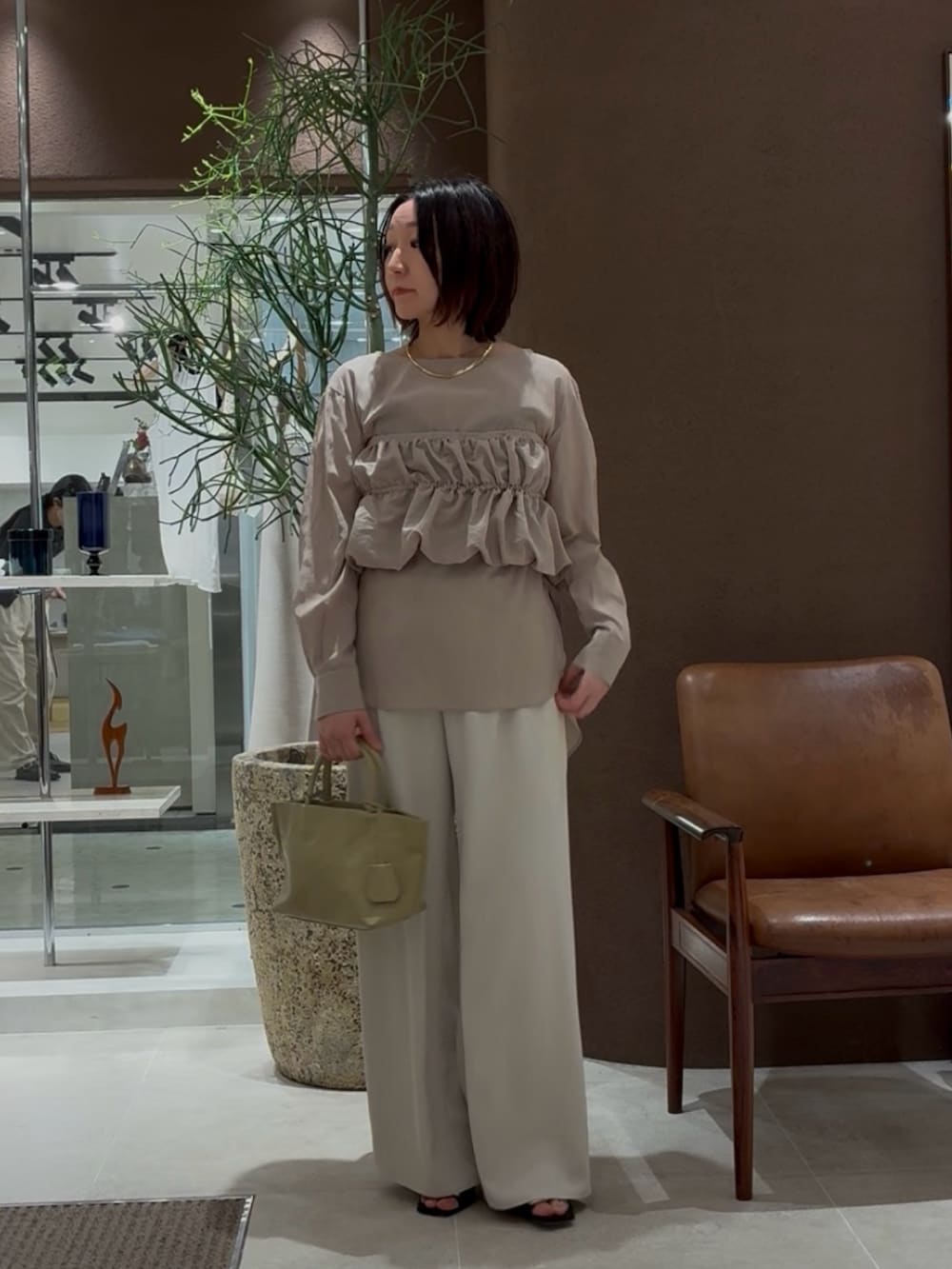 ベージュ系のシャツ/ブラウス、ベージュ系のその他パンツ、ゴールド系のチョーカーを着用したレディースの春コーディネートの5枚目の写真