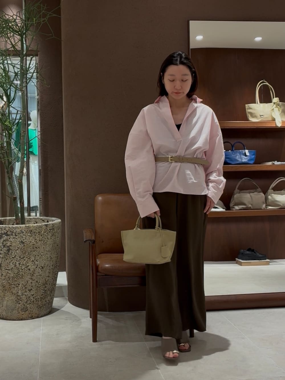 ピンク系のシャツ/ブラウス、ブラウン系のその他パンツ、ベージュ系のベルトを着用したレディースの春コーディネートの4枚目の写真