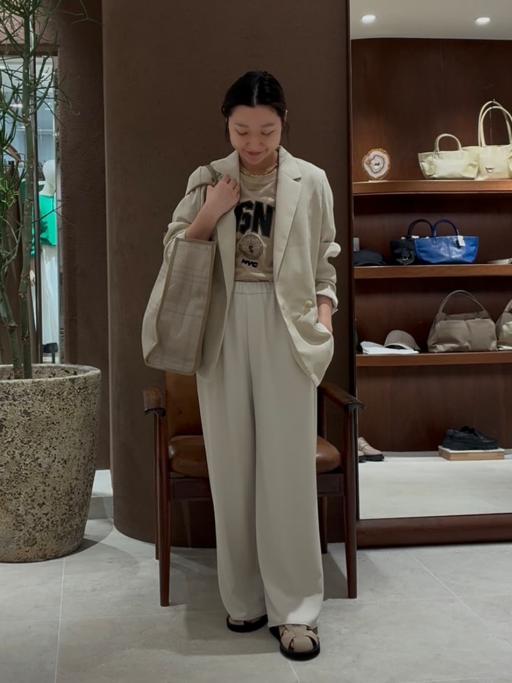 ベージュ系のテーラードジャケット、ベージュ系のその他パンツ、ベージュ系のTシャツ/カットソーを着用したレディースの春コーディネートの3枚目の写真