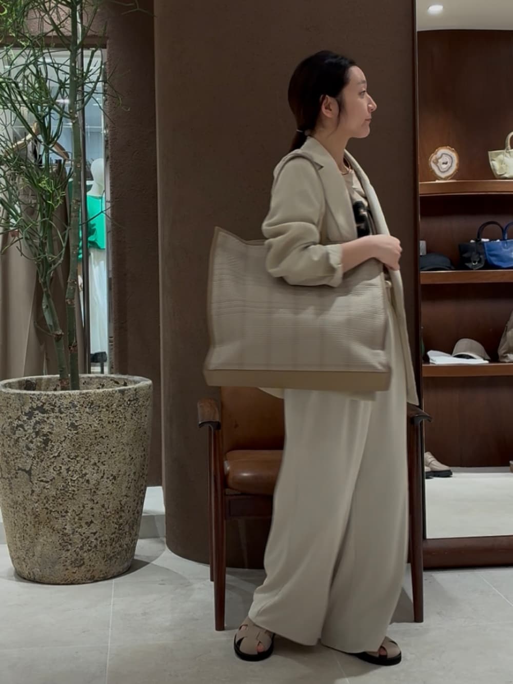 ベージュ系のテーラードジャケット、ベージュ系のその他パンツ、ベージュ系のTシャツ/カットソーを着用したレディースの春コーディネートの2枚目の写真