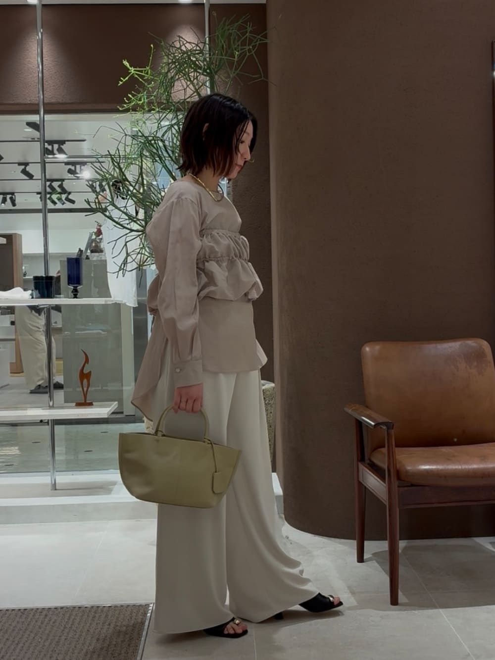 ベージュ系のシャツ/ブラウス、ベージュ系のその他パンツ、ゴールド系のチョーカーを着用したレディースの春コーディネートの4枚目の写真