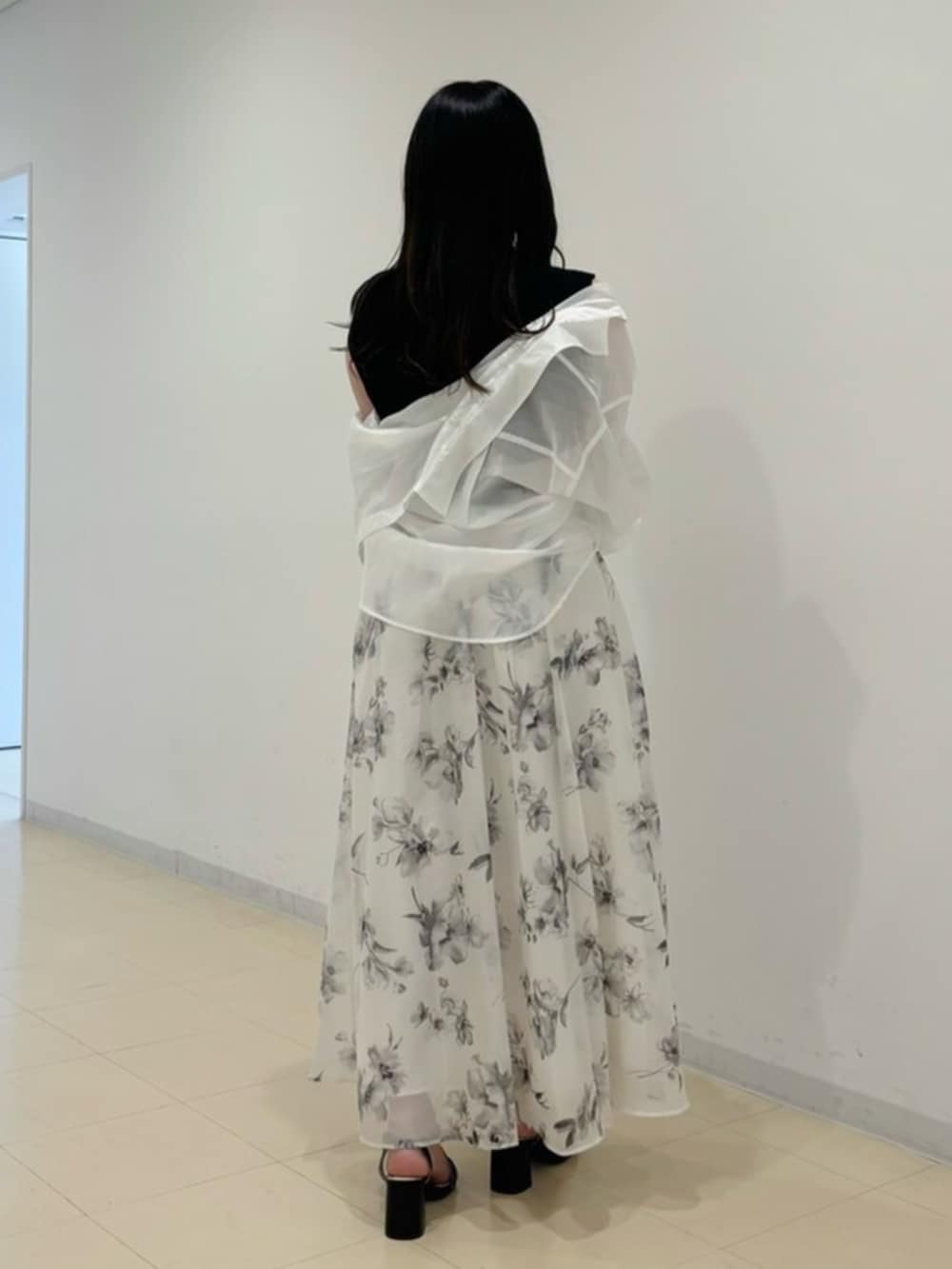 ホワイト系のワンピース、ブラック系のサンダル、ホワイト系のシャツ/ブラウスを着用したレディースの春コーディネートの3枚目の写真