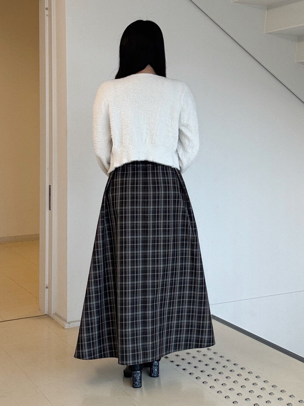 ブラウン系のワンピース、ホワイト系のカーディガン/ボレロ、ホワイト系のハンドバッグを着用したレディースの秋コーディネートの3枚目の写真