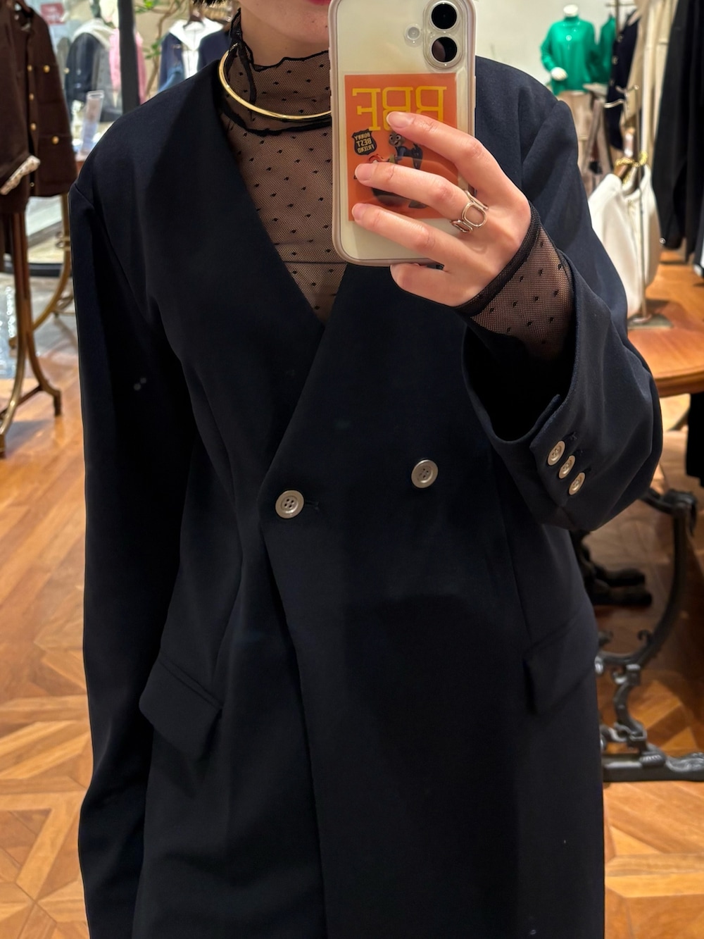 ブルー系のつなぎ/オールインワン、ブラック系のTシャツ/カットソー、ブラック系のパンプスを着用したレディースの冬コーディネートの2枚目の写真