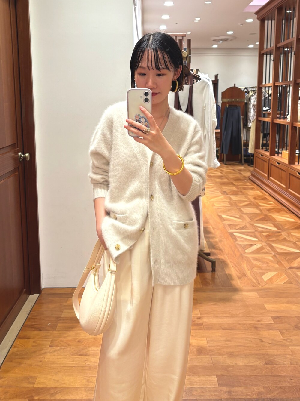 ホワイト系のニット/セーター、ホワイト系のその他パンツ、ホワイト系のバッグを着用したレディースの秋コーディネートの2枚目の写真