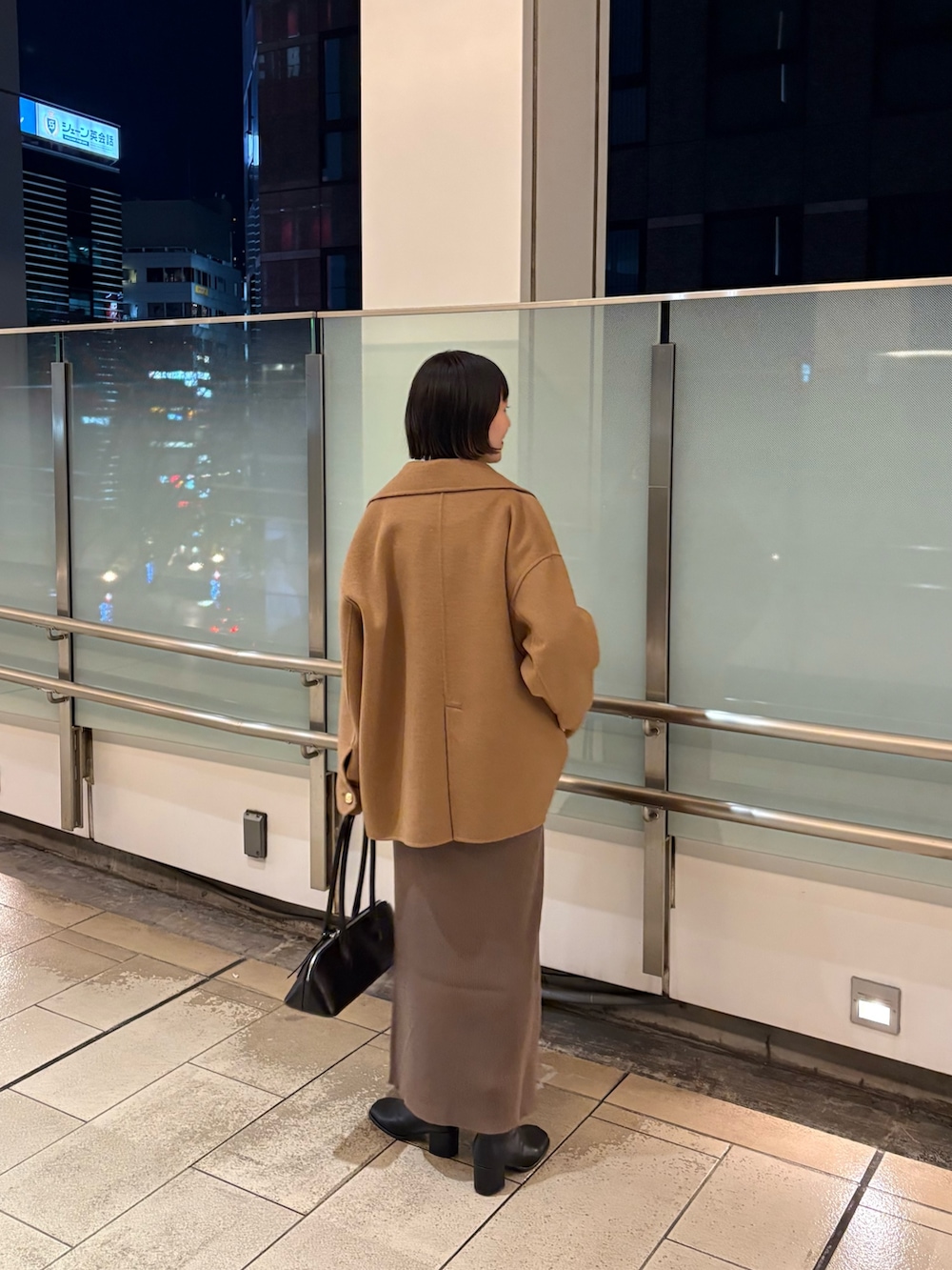 ブラウン系のワンピース、イエロー系のジャケット/アウター、ブラック系のバッグを着用したレディースの冬コーディネートの5枚目の写真