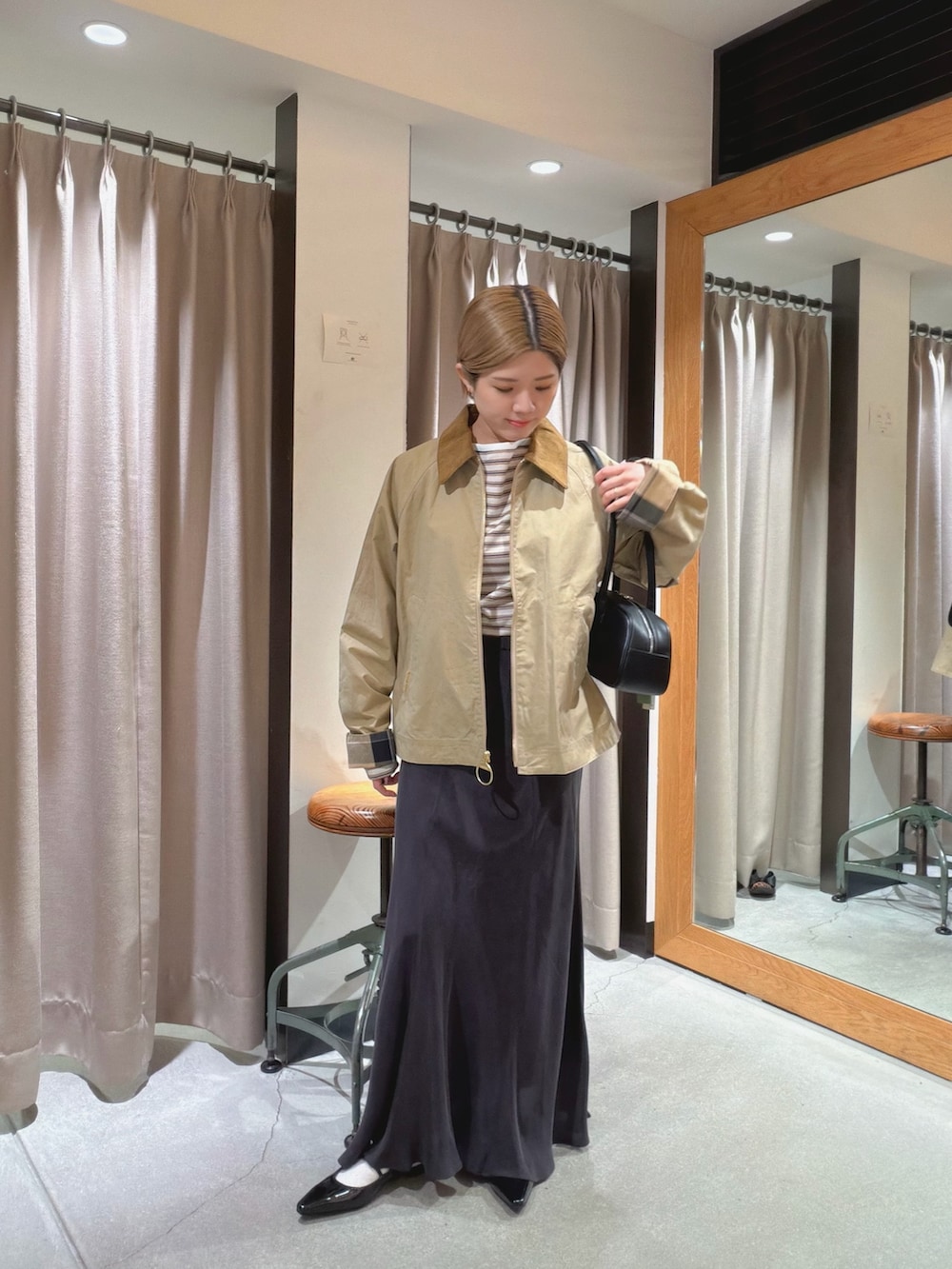 ベージュ系のその他アウター、ホワイト系のTシャツ/カットソー、グリーン系のスカートを着用したレディースの春コーディネートの4枚目の写真