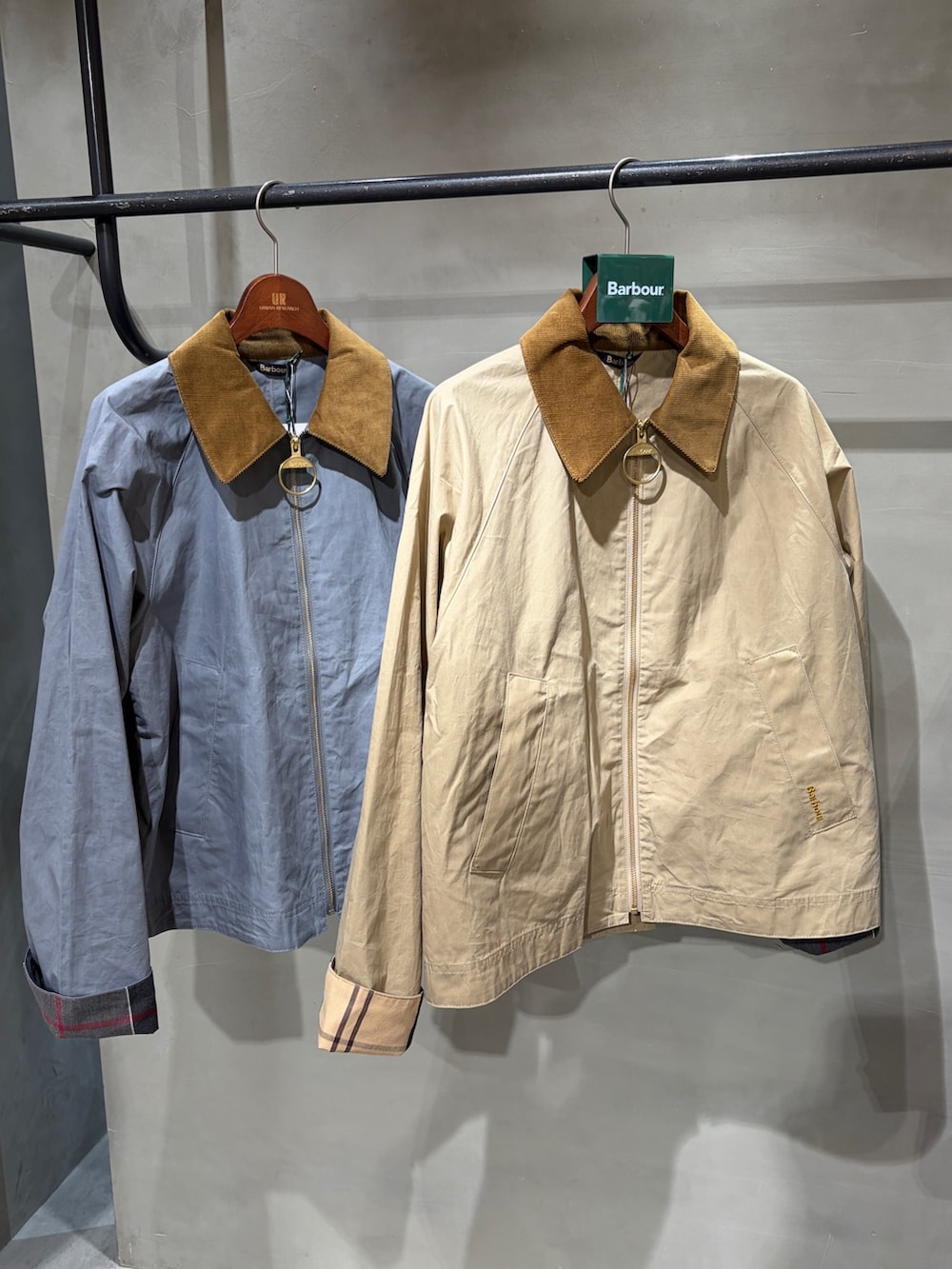 ベージュ系のその他アウター、ホワイト系のTシャツ/カットソー、グリーン系のスカートを着用したレディースの春コーディネートの5枚目の写真