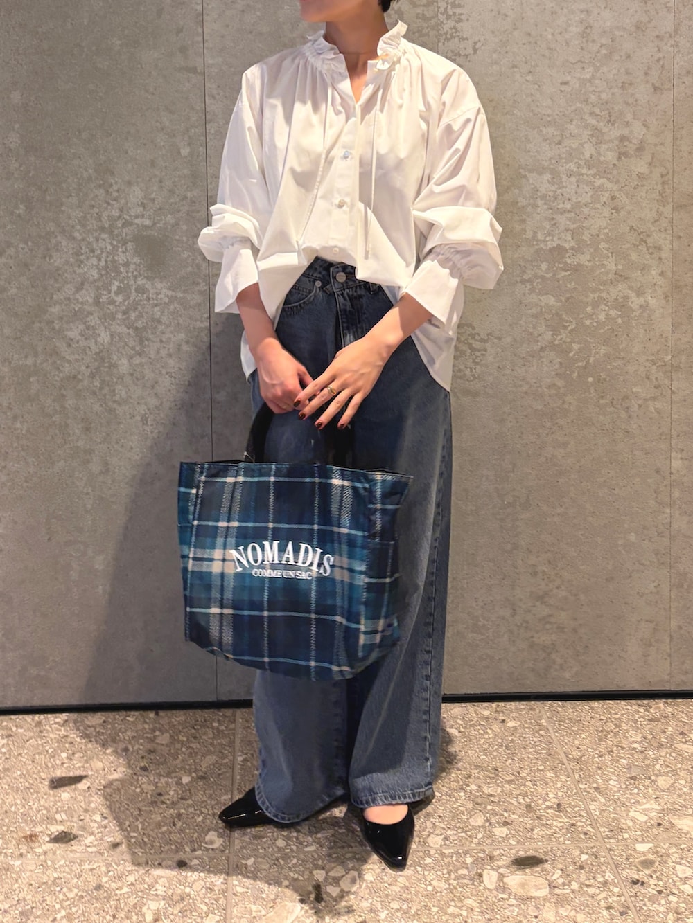 ブルー系のデニムパンツ、ブルー系のトートバッグ、ブラック系のパンプスを着用したレディースの夏コーディネートの6枚目の写真