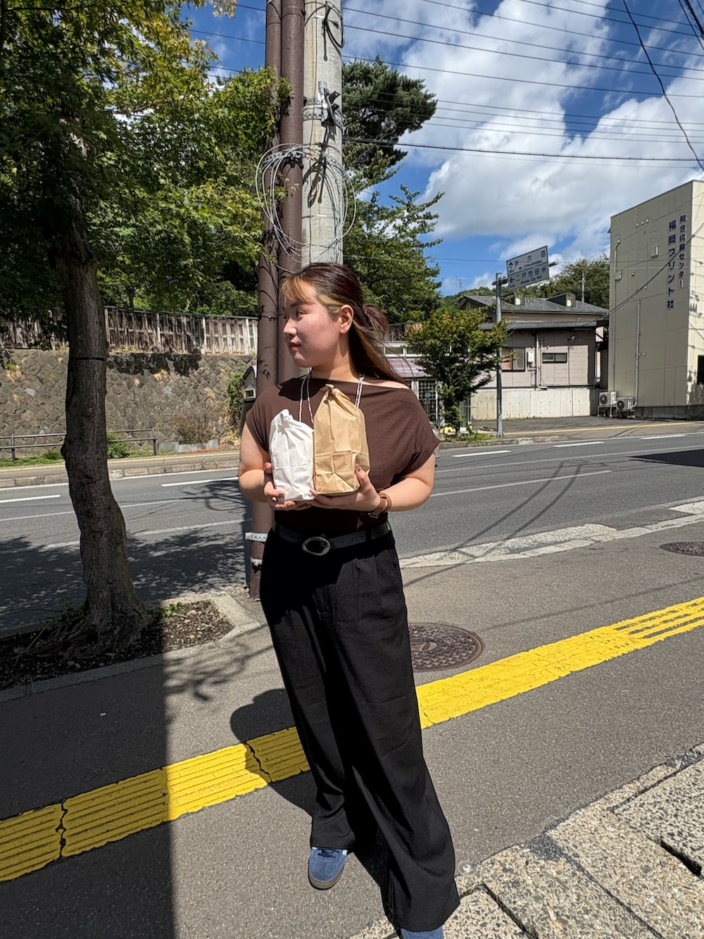 ブラック系のその他パンツ、ブラウン系のTシャツ/カットソー、ブルー系のスニーカーを着用したレディースの夏コーディネートの2枚目の写真