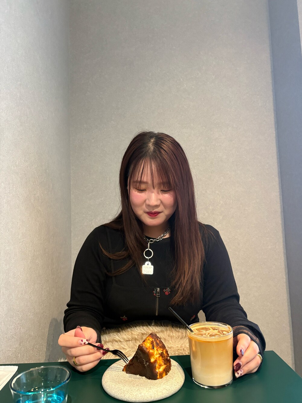 ベージュ系のブルゾンを着用したレディースの冬コーディネートの2枚目の写真