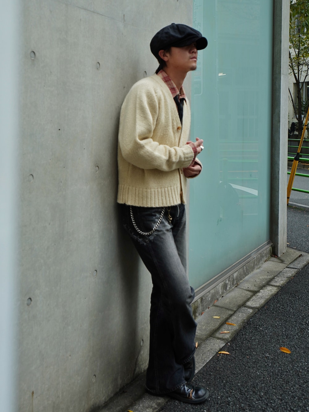 「レザー、ブラウン、休日スタイル、古着MIX、淡色コーデ、プチプラ、きれいめカジュアル、お出かけコーデ、韓国ファッション、デニム、デニムパンツ、フレアデニム、カーディガン、ネクタイ、チェック」｜「MASUのアイテム（デニムパンツ、ブラック系）」を使った、wataruさん（メンズ・175cm）の秋コーディネートの2枚目の写真