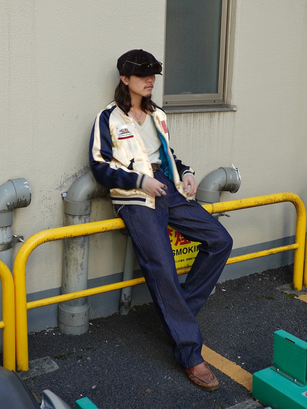 「冬コーデ、マイベストコーデ2024、ブーツ、テーマパークコーデ、クリスマスに着たい服、きれいめカジュアル、レイヤードスタイル、スカジャン、古着MIX、アメカジ、レザー、キャップ、デニム、デニムパンツ、大人カジュアル」｜「THE H.W. DOG & CO. のアイテム（キャスケット、ブラウン系）」を使った、wataruさん（メンズ・175cm）の冬コーディネートの2枚目の写真