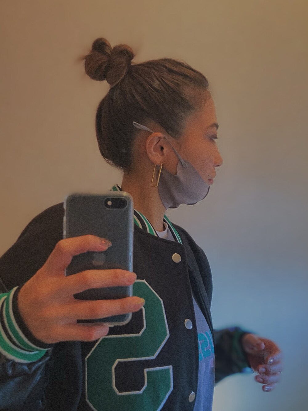 グレー系のスウェット、ブラック系のスタジャン、ベージュ系のスウェットパンツを着用したレディースの冬コーディネートの3枚目の写真