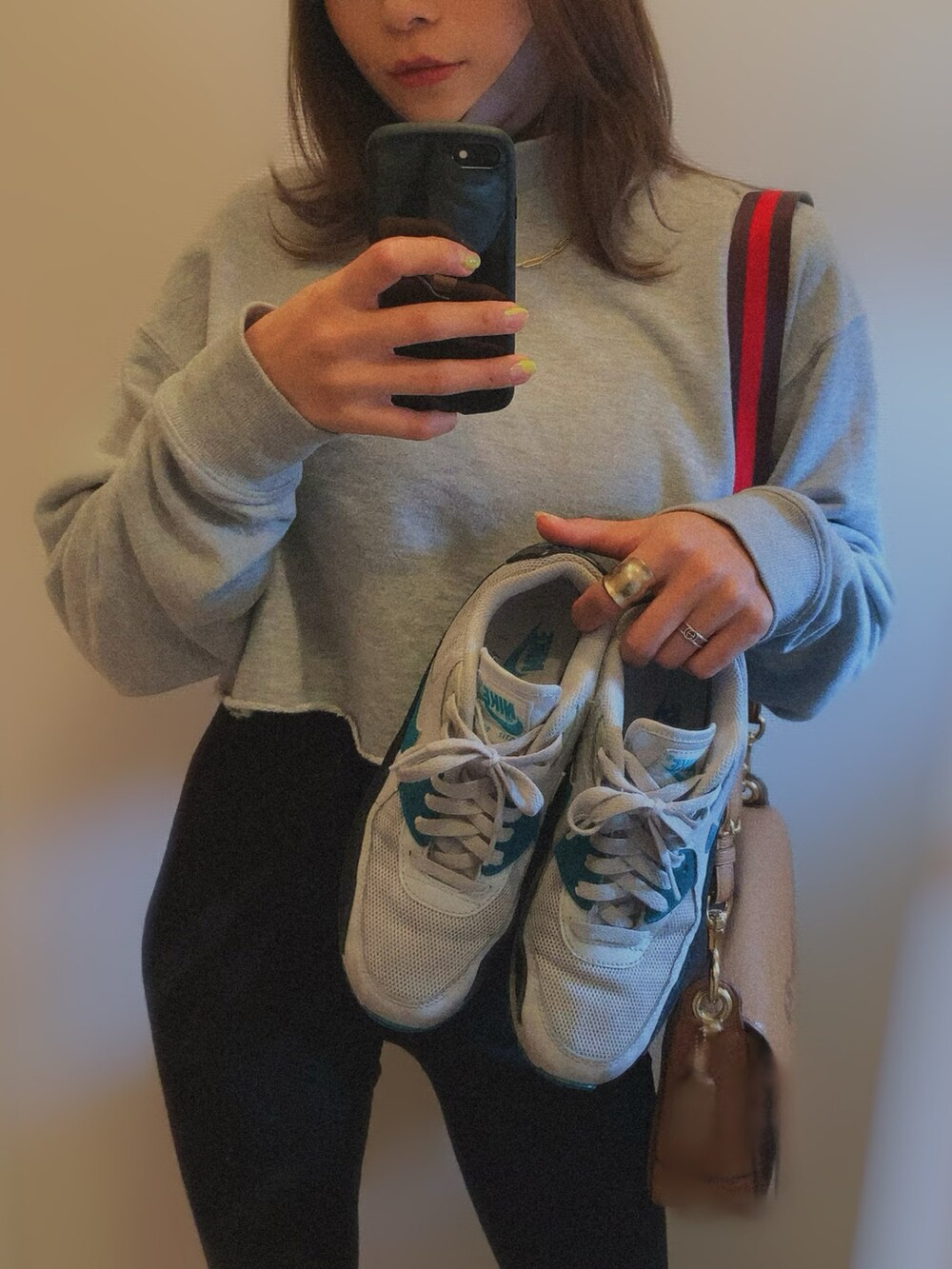 グレー系のスウェット、グレー系のスニーカー、ブラック系のその他パンツを着用したレディースの春コーディネートの2枚目の写真