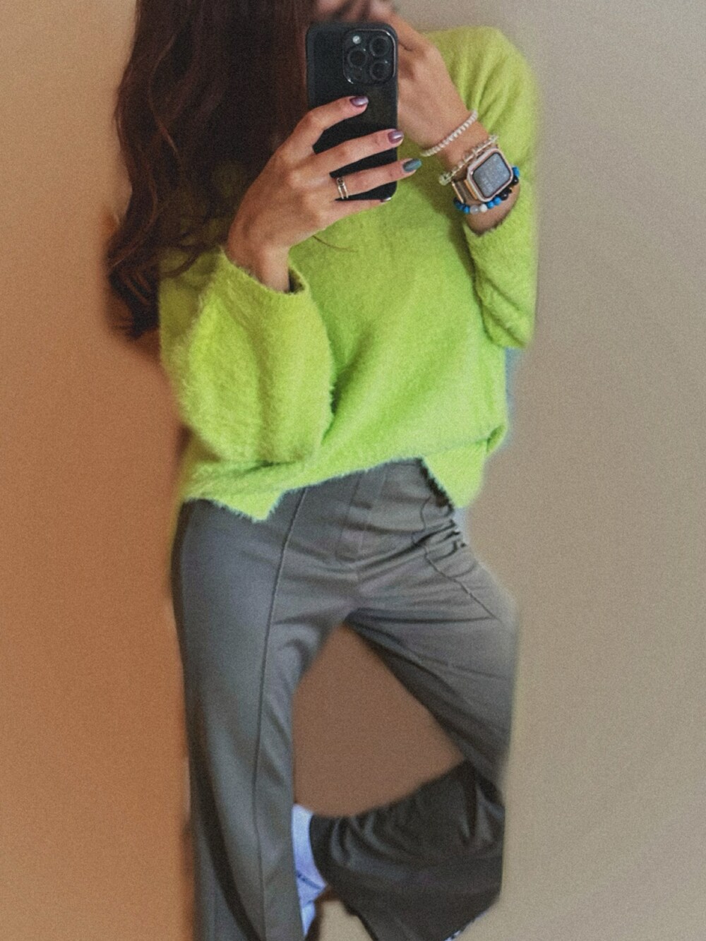 イエロー系のニット/セーター、グリーン系のその他パンツ、ゴールド系のピアス（両耳用）を着用したレディースの冬コーディネートの2枚目の写真