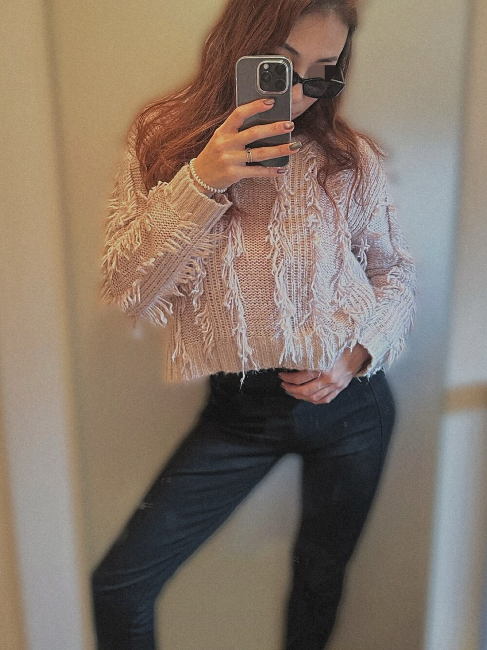 ピンク系のニット/セーター、ブラック系のその他パンツを着用したレディースの冬コーディネートの2枚目の写真