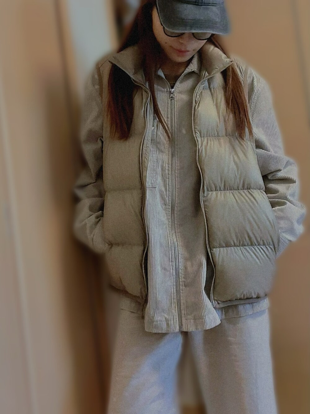 ベージュ系のその他パンツ、ベージュ系のジャケット/アウター、ベージュ系のダウンベストを着用したレディースの冬コーディネートの2枚目の写真