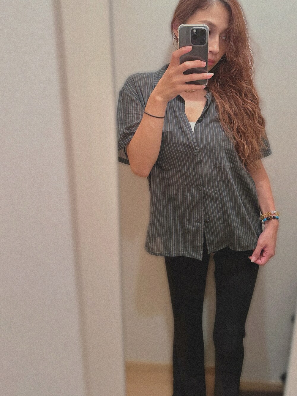 グリーン系のシャツ/ブラウス、ブラック系のその他パンツを着用したレディースの秋コーディネートの2枚目の写真