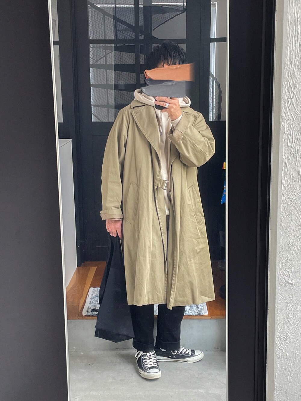 ベージュ系のベスト、ブラック系のスラックス、ベージュ系のジャケット/アウターを着用したメンズの冬コーディネートの2枚目の写真