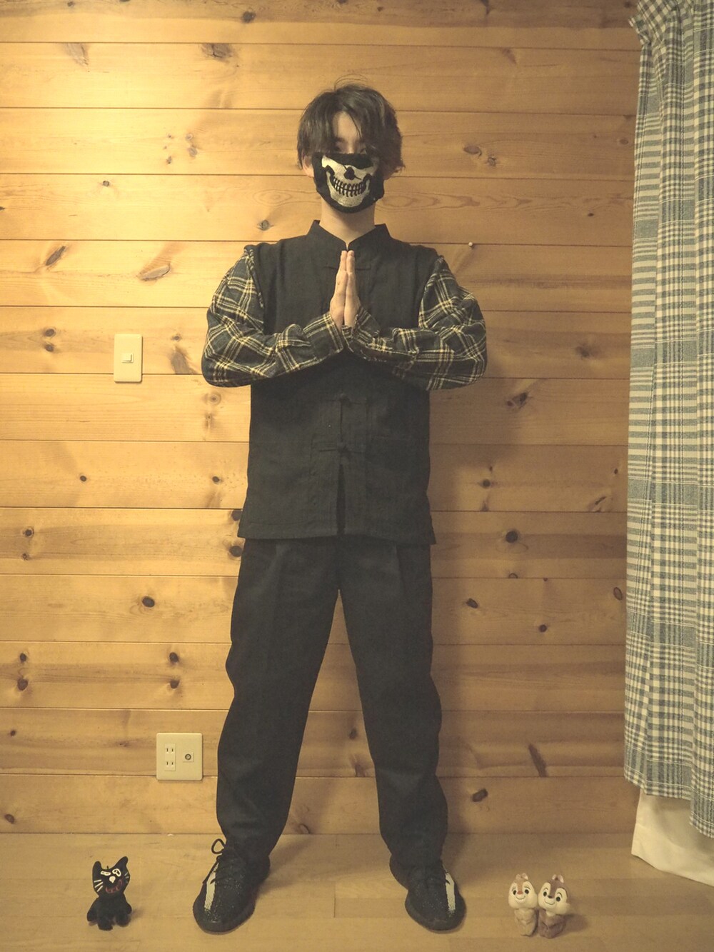 ブラック系のスラックス、ブラック系のスニーカー、ブラック系のシャツ/ブラウスを着用したメンズの春コーディネートの2枚目の写真