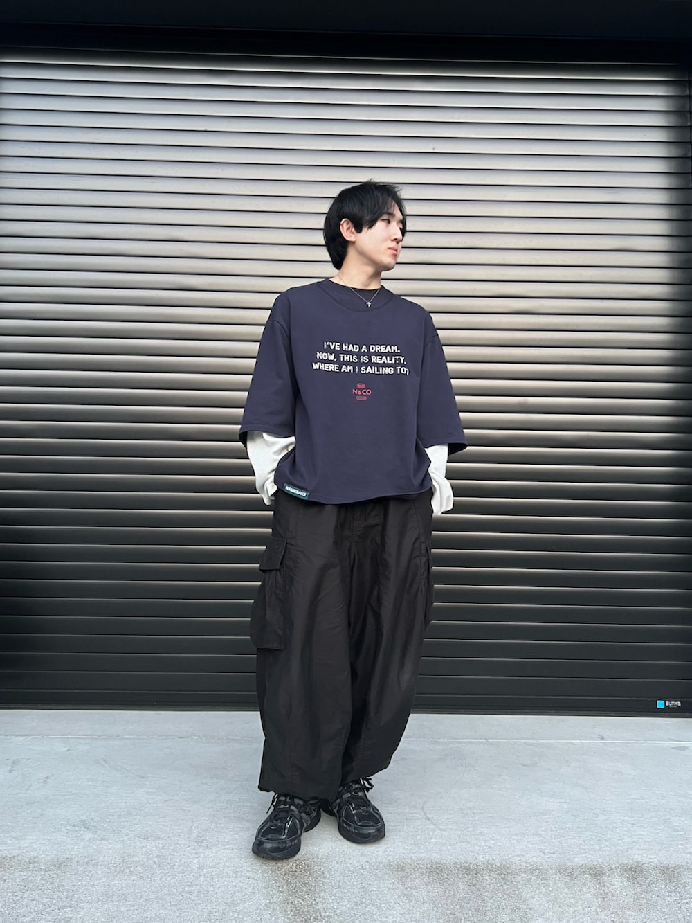 ブルー系のシャツ/ブラウス、ブラック系のカーゴパンツ、ブラック系のスニーカーを着用したメンズの春コーディネートの2枚目の写真