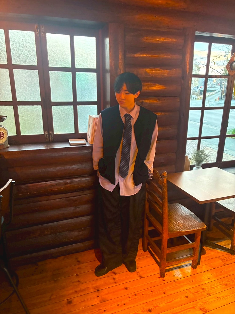 パープル系のシャツ/ブラウス、ブラック系のドレスシューズ、ブルー系のベストを着用したメンズの春コーディネートの2枚目の写真