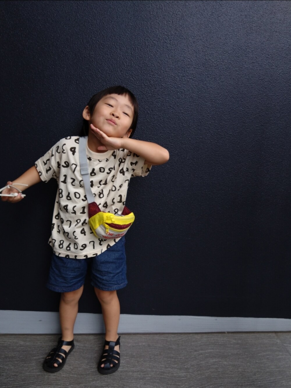 その他のTシャツ/カットソー、ブルー系のデニムパンツ、ブラック系のサンダルを着用したキッズの夏コーディネートの2枚目の写真