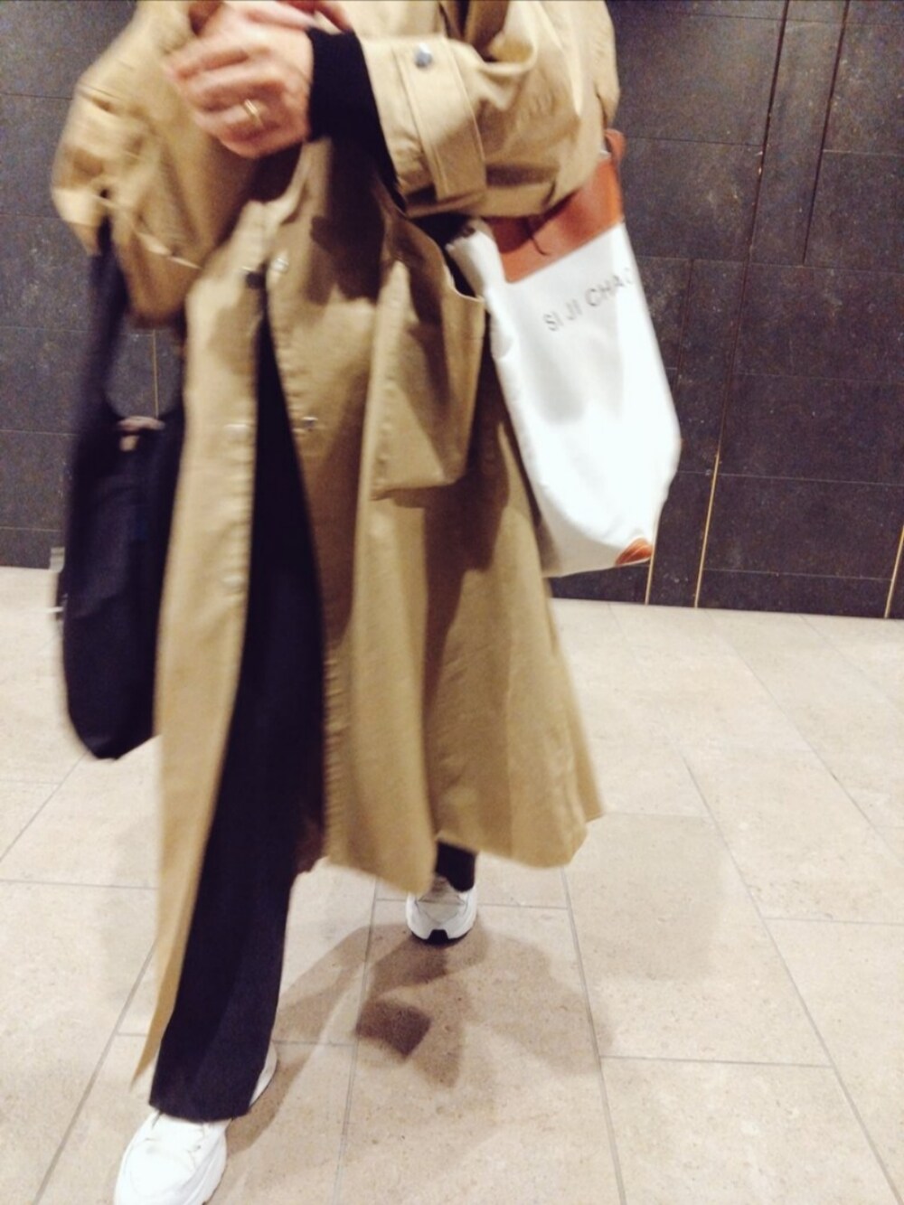 ベージュ系のジャケット/アウター、ホワイト系のシューズ、グレー系のその他パンツを着用したキッズの秋コーディネートの2枚目の写真