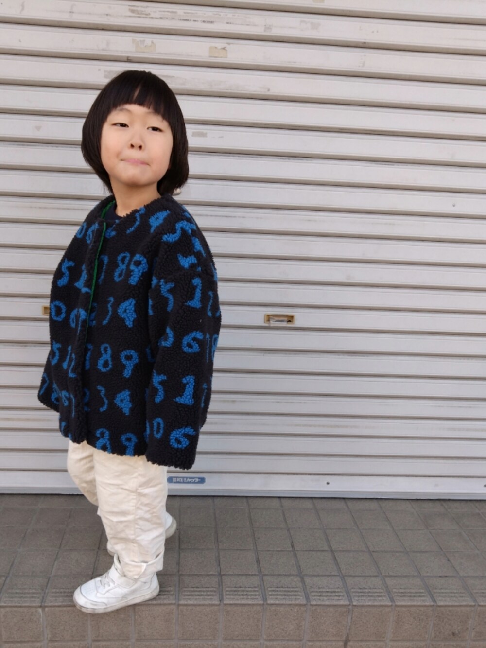 ブルー系のジャケット/アウター、ホワイト系のスニーカーを着用したキッズの冬コーディネートの2枚目の写真