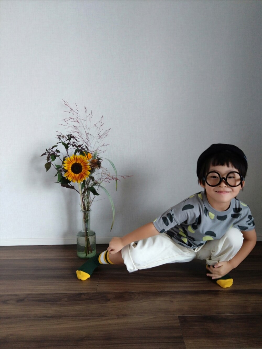 その他のTシャツ/カットソー、ホワイト系のパンツを着用したキッズの秋コーディネートの2枚目の写真