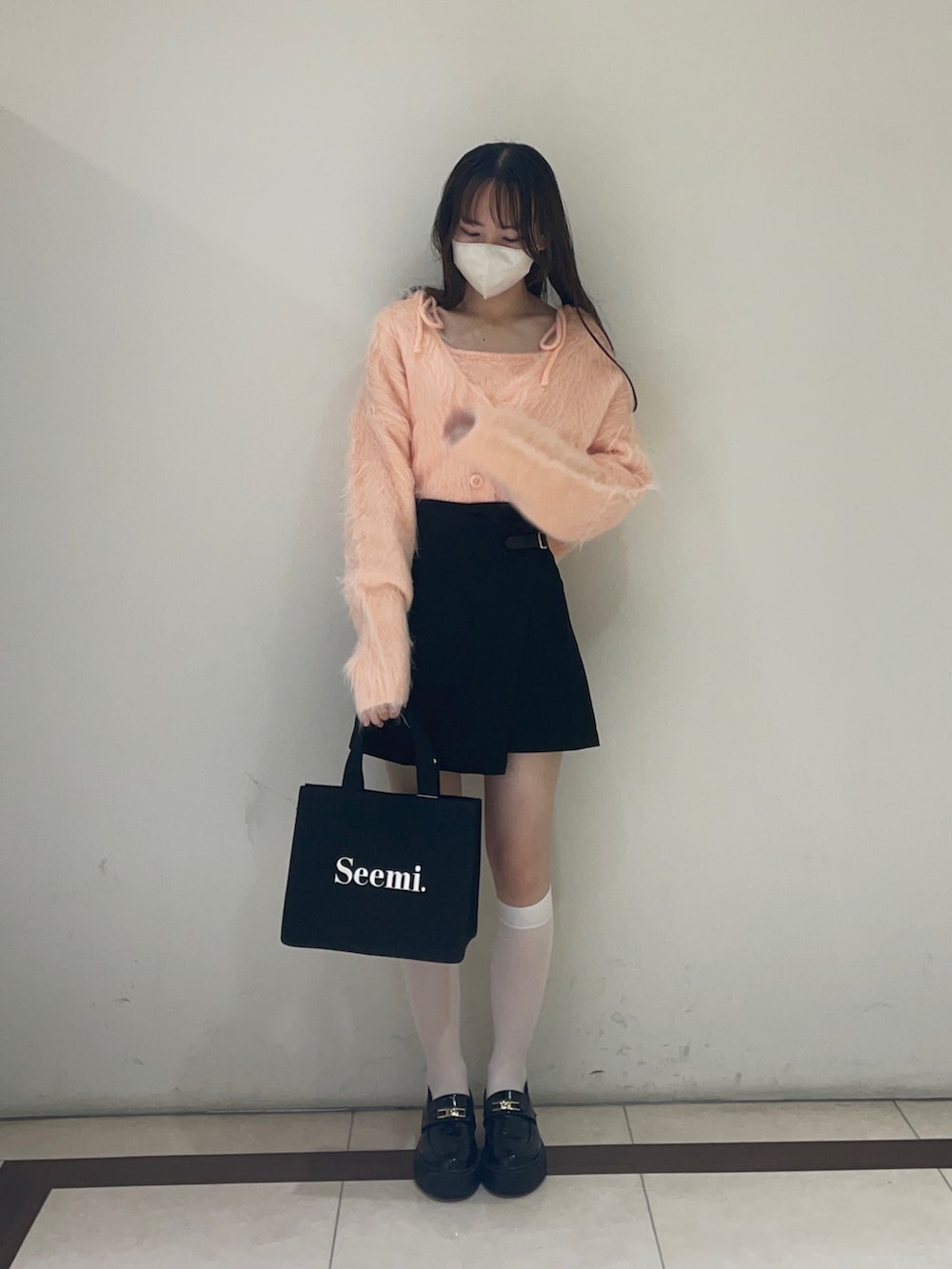 ピンク系のカーディガン/ボレロ、ピンク系のキャミソール、ブラック系のその他パンツを着用したレディースの夏コーディネートの2枚目の写真