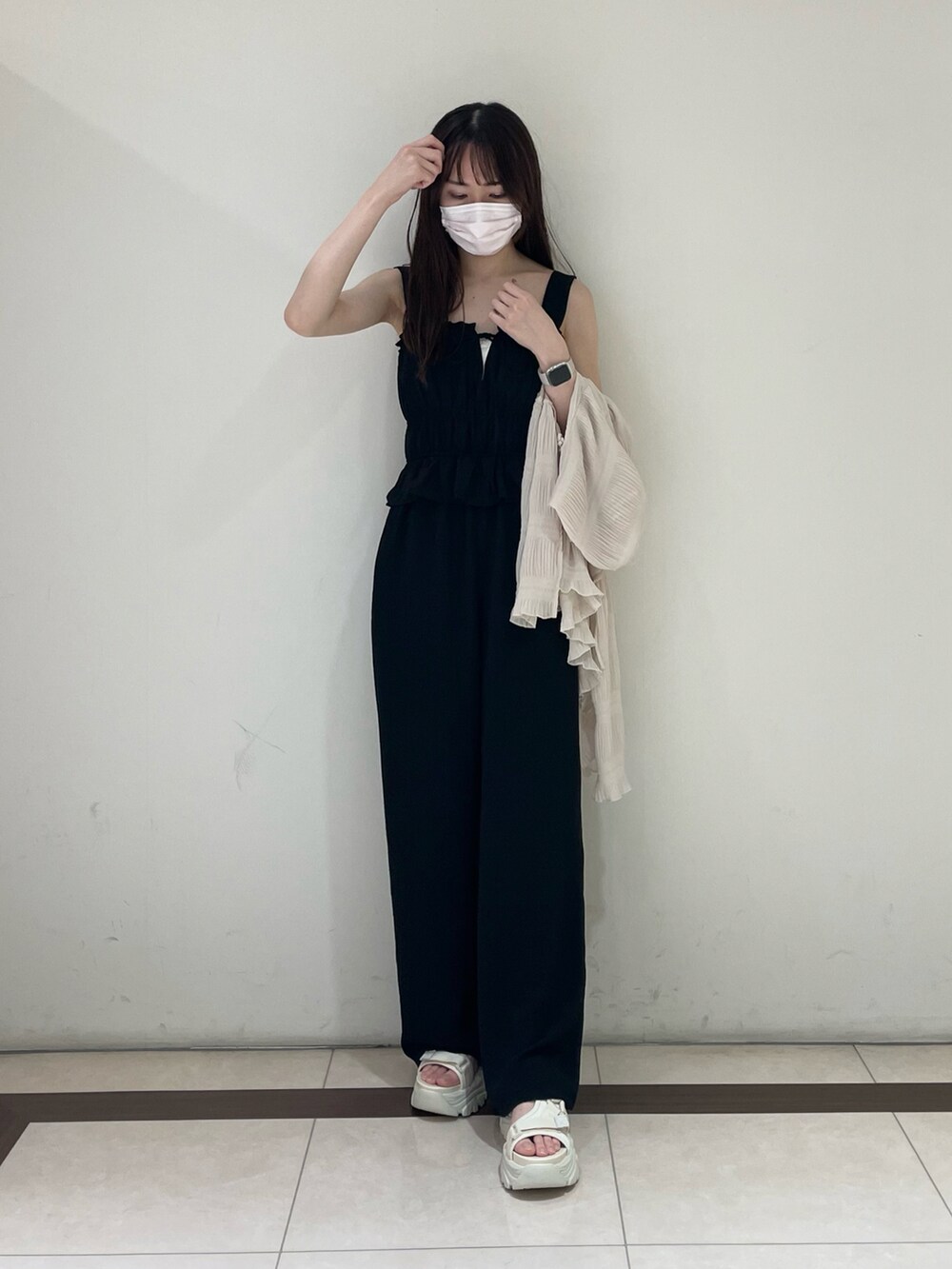 ブラック系のパンツ、ホワイト系のシャツ/ブラウス、ホワイト系のサンダルを着用したレディースの夏コーディネートの2枚目の写真