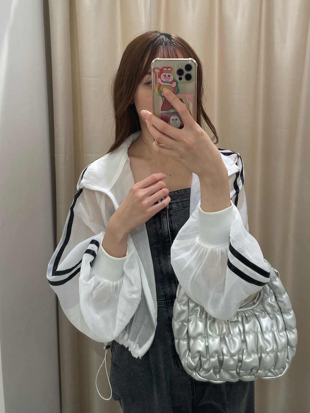 ブラック系のサロペット/オーバーオール、ホワイト系のマウンテンパーカー、シルバー系のショルダーバッグを着用したレディースの夏コーディネートの2枚目の写真