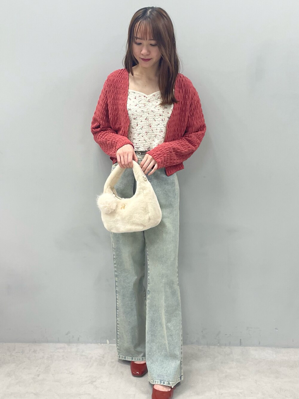 レッド系のカーディガン/ボレロ、ブラウン系のパンプスを着用したレディースの夏コーディネートの2枚目の写真