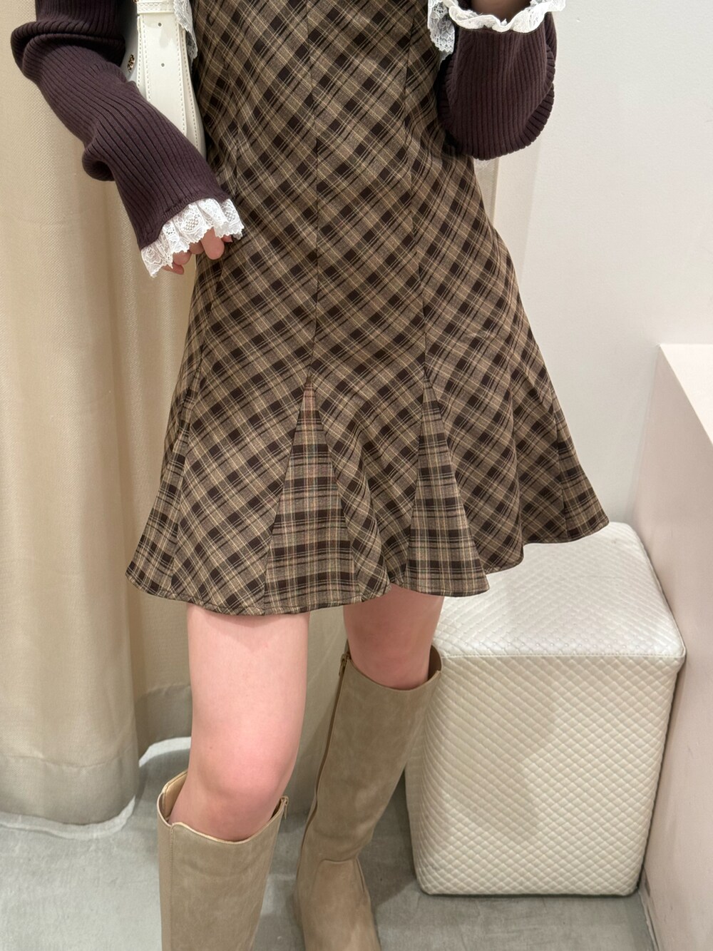 ブラウン系のカーディガン/ボレロ、ブラウン系のワンピース、ベージュ系のブーツを着用したレディースの秋コーディネートの4枚目の写真
