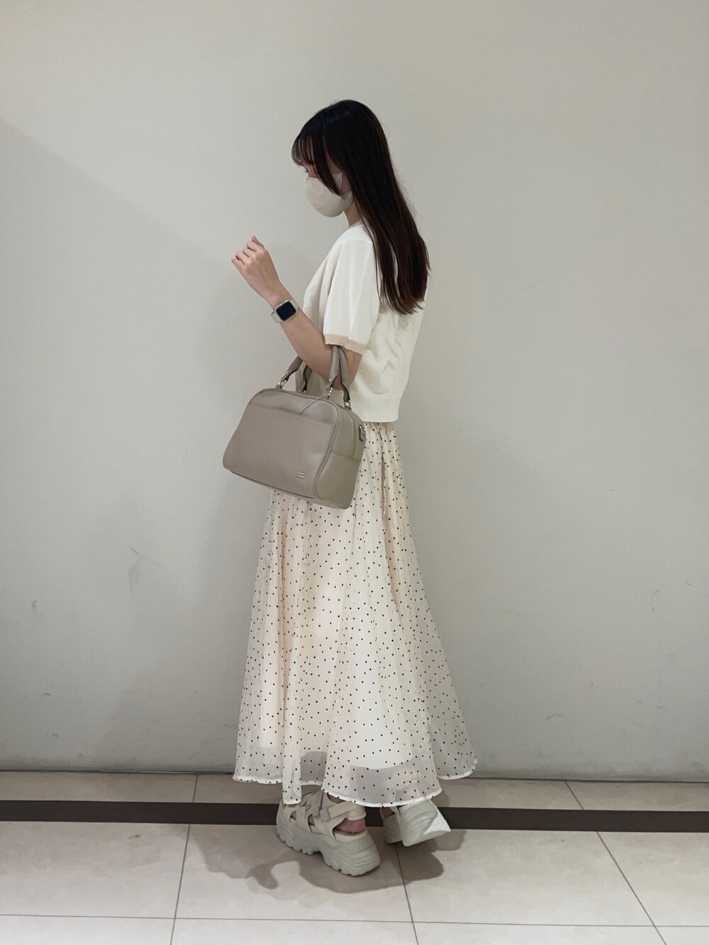 ホワイト系のアンサンブル、その他のスカートを着用したレディースの夏コーディネートの2枚目の写真