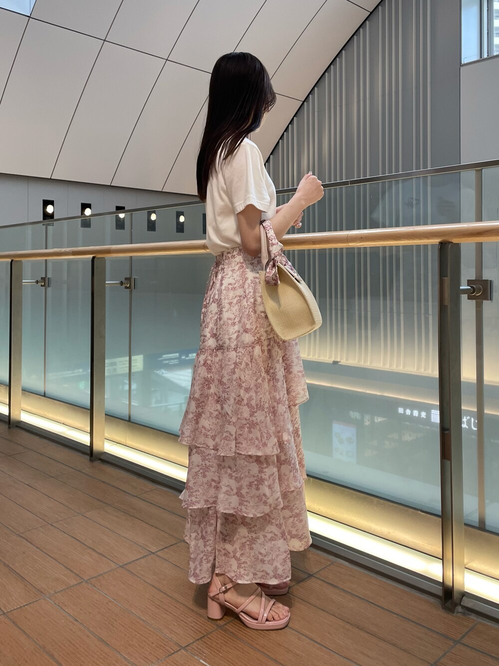 ホワイト系のTシャツ/カットソー、ピンク系のスカート、ピンク系のショルダーバッグを着用したレディースの夏コーディネートの2枚目の写真